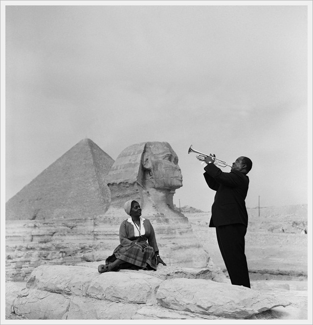 Louis Armstrong plays for his wife in Giza (1961)