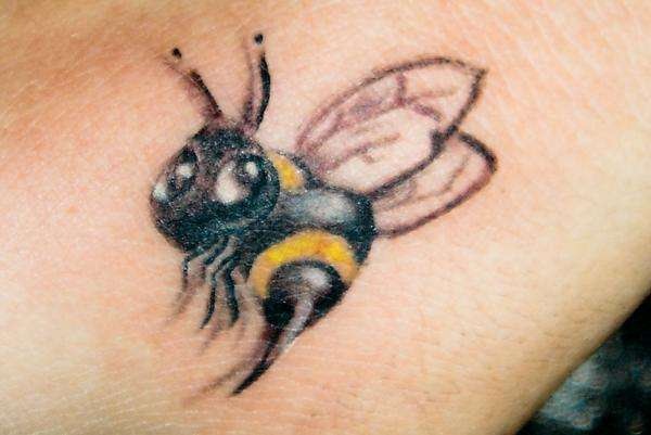 Bee tattoo designs (1)